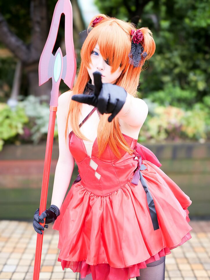 The marriage of gallantry and glamour! An Evangelion Asuka cosplay in her NIKKE collaboration outfit.