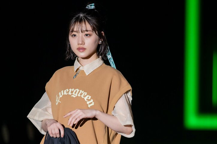 小坂菜緒が美しいうなじを披露！ 日向坂46ファッション誌専属モデル7名が『TGC』に集結