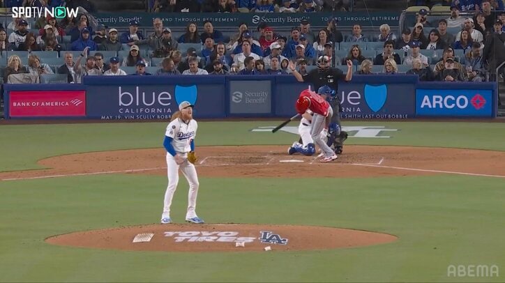 【写真・画像】大谷翔平とカーショーが“歓喜のアイコンタクト”　16号弾放った大谷に「デコルテポーズ」で応答、復帰登板前日…1対1のやり取りに反響　1枚目