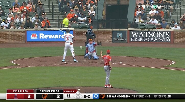 【写真・画像】ド軍ベンチ＆相手打者も“大混乱” 審判がホームラン宣告行わずバッターは塁上でストップ…異例ドタバタ劇に両軍困惑　1枚目