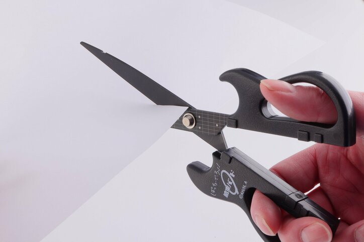 【写真・画像】『ぼっち・ざ・ろっく！』×関の刃物がコラボ！ギター型ハサミが登場、職人が本気で作り込んだ逸品に　3枚目