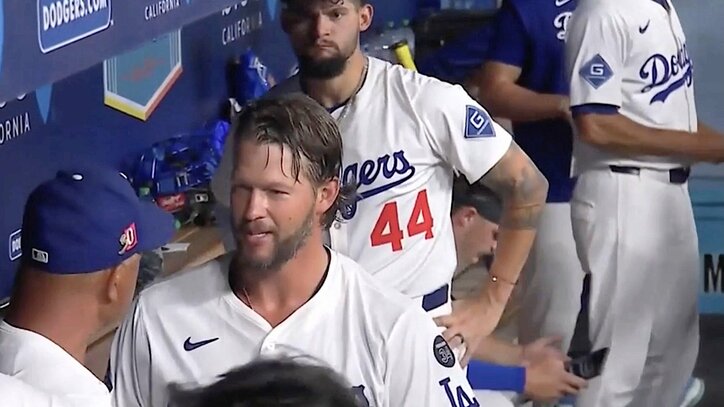 【写真・画像】フリーマンが横っ飛び！ “魅せた”円熟の投内連携…首位攻防で光った「好守」、カーショーも“粋な合図”で称賛　1枚目