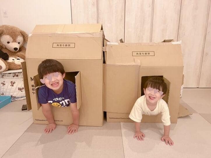  辻希美、段ボールで作った家に入る息子達の姿を公開「待ち受けやな」 