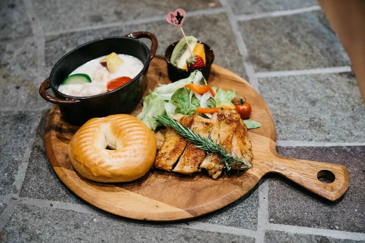 『恋とオオカミには騙されない』メンバー10名が手作りしたグランピング施設が5月11日よりスタート!