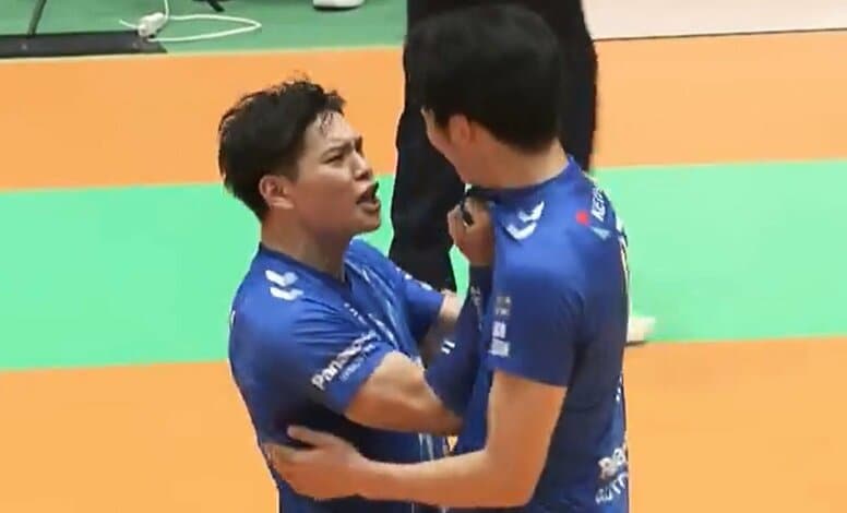 男子バレーで胸ぐらを掴んで… 日本代表選手が味方のエースに手荒すぎる祝福