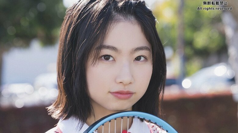モー娘。井上春華、“名門学校のテニス部”テーマのグラビア 「週刊！ハロプロ写真館」カット公開