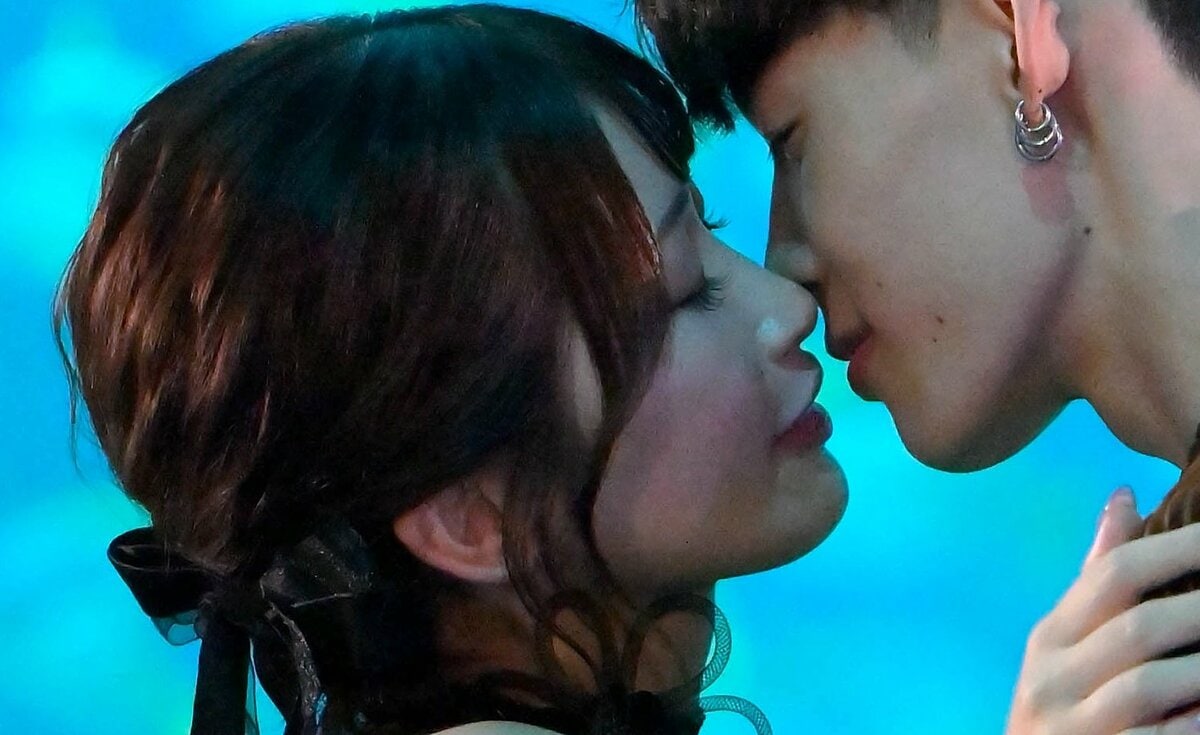 26歳人気セクシー女優がプライベートキス「めっちゃドキドキする