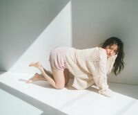 「感動的な美しさ」「にゃんにゃん感たまらん」鈴木愛理の曲線美際立つ猫のような姿にファン大興奮