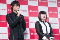 ブルゾンちえみ&綾野剛、久々の“兄妹”ショットで個性的すぎるポーズを披露
