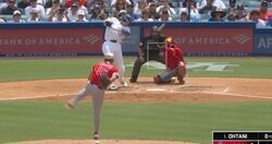 これをヒットにしちゃうの？ 大谷翔平、ハプニング後に“まさかの光景”「すげえw」「上手すぎ」 技アリ“流し打ち”→野手の前に打球を落とす「イチローかな」