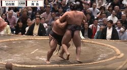 大相撲、熱戦の最中に「ガチ猪木w」“ものまね芸人”が奇跡の表情「無意識レベルで似てる」ファン驚嘆