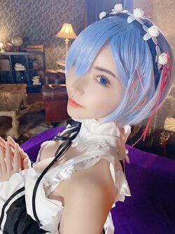 大人気セクシー女優・深田えいみが「リゼロ」のレムに変身！ やっぱり大喜利が盛り上がる