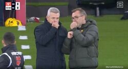 久保建英を冷遇した“天敵”「悪そうだな」「お前はまさか！」 一体、何を話してるんだ？元日本代表監督が敵コーチと試合中に“謎の密談”をする瞬間