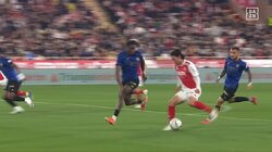 嘘だろ？南野拓実、鋭すぎる折り返しで相手守備陣を翻弄！「ほぼアシスト未遂」ゴリゴリドリブル→ドンピシャパスで決定機を演出