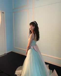 「めちゃ綺麗！」「マジでお姫様」中澤瞳、“お姫様になった気分”のドレスショットに称賛の声