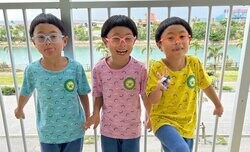 超激似の一卵性三つ子「見分けをつけるために色分け」母が育児の苦労を語る