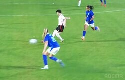 「速い！」なでしこFWの“30m爆走ドリブル”をファン絶賛「別格やな」「良い持ち上がり」藤野あおばがブラジル守備陣を切り裂いた瞬間