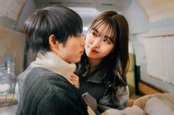 白間美瑠、年上夫と深夜の車中泊デート！「よしよしされたい」密着ベッドで“逆腕枕”『私たち結婚しました 5』