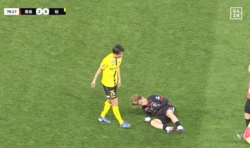 スタジアム騒然！「大根役者」鹿島MFの“したたかな時間稼ぎ”「じゃれてただけw」「ふてぶてしいねー」元同僚に小突かれ大げさ転倒の茶番劇