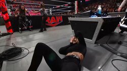 何という暴挙…眼窩底骨折の女子レスラー、テーブル角に顔面を強打して苦悶 ヒール女子の凶行に「角はアカン」心配の声