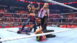 まさに悪女…日本人女子タッグが乱入＆顔面踏みつけ “腰振り”ダンスで狂喜乱舞の暴挙！ ASUKA＆カイリがタイトル戦を前に王者組を襲撃