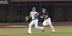 一塁ベース直前で急加速→高速回転！ “世界最速レベルの足”ソフトバンク・周東が見せた球場を騒然とさせたエグすぎる「最後の3歩」