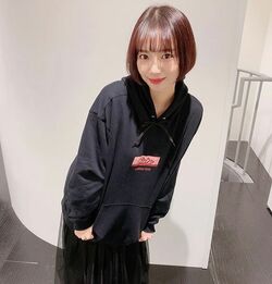 岡田紗佳のキュートな“パーカー女子”姿に称賛続々　親友の松本圭世は「カメラマンが最高」