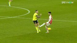 「言い訳できない」スパイクでがっつり踏みつける極悪足裏タックルに問答無用のレッドカード！出場わずか24分の退場劇に味方サポーターからも「不必要！」と非難轟々