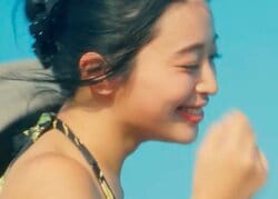 出会う男性全員が好きになる！超モテモテの27歳美女、美しい水着姿でサーフィンデート「色気ある！」の声