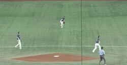 喜ぶのは早い！簡単にサヨナラ負けで終わらせない… 打者のガッツポーズを見逃さず、センターゴロを狙う　西武・岸が執念の“爆肩レーザー”を放った瞬間