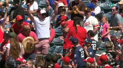 大谷翔平のファウルボールをキャッチした少年が感激の涙 ファンもほっこり「純粋でなんて可愛いの」「嬉しそう」「こちらも感激！」