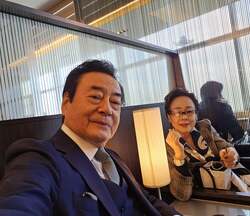 高橋英樹、羽田空港のラウンジで妻との2ショットを披露し「仲睦まじいご夫婦」「品があり素敵」と反響