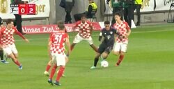 「メッシかよ！」「バケモノだ」 5人を抜き去る“超絶ドリブル”がエグすぎる　止められないドイツの神童・ムシアラが1人で守備陣を完全崩壊させた瞬間