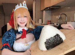 中国コスプレイヤー・千夜未来が「プリコネ」ペコリーヌを完全再現！超巨大おにぎりに「やばいですね！」