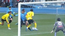 嘘だろ？川崎FWが味方のドリブルを掻っ攫う“強奪ゴール”「ぶんどった」「えっ？みたいな顔してる」衝撃プレーにファン騒然