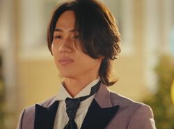 自信たっぷりのハイスぺ男性、モテNo.1の完璧美女に公開プロポーズするも衝撃の結果に