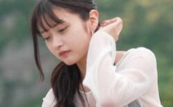 透けトップス＆黒ビキニが大人っぽい19歳の黒髪美女、海遊びでイケメン男子と2人きりに…想いを告白 