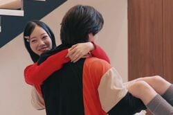 美太ももあらわなミニスカートの妻をお姫様抱っこ「重い？」→軽すぎて俳優夫が衝撃『私たち結婚しました 5』第8話