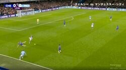 スタジアム騒然！鬼プレスを仕掛けて“交通事故レベル”の大激突→タッチライン外まで吹っ飛ぶ危険シーン 新生チェルシーを牽引するギャラガーのハードワークすぎる瞬間