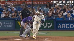 「新しい当たり方や」ワンバウンドで“ほぼ死球”の謎投球… 大谷の同僚主砲の鼻を直撃した珍シーン