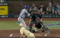 球場騒然！ 大谷翔平に一体、何が起こったのか…！？ 何故、一切動かない… リアクションがヤバすぎると話題に「えっ？」「ピッチャーもビビってるだろ」