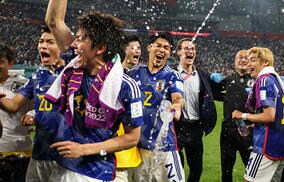 「本当に泣ける…」スペイン相手に劇的勝利、日本代表選手たちが勝利後のロッカー＆バスで歌った曲は？久保建英がスピーカー持ってファンの前に