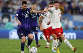 会話の内容は？ メッシとレヴァンドフスキが耳打ちで秘密の会話、憶測広まり「バルサでまた会おう」など大喜利状態