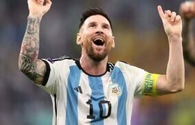 メッシが久々に妻アントネラさんとの2ショットを披露！膝乗せ姿に「その足に乗れるのは奥さんだけ」「完璧な2人」とファン反響