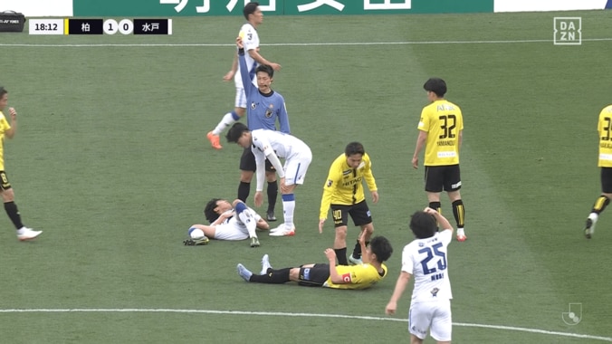 「なんでイエロー？」Jリーグで“まさかの判定”が物議…「危なーい！」解説絶叫のエアバトルで柏DFと事故衝突→警告の水戸FWが苦笑い 5枚目