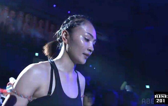 「色っぽ」「かわわ」23歳で通算52勝、タイの“美女刺客”ファイターが登場→衝撃KO負け まさかの結末に「泣いちゃいそう」驚きと心配の声 2枚目