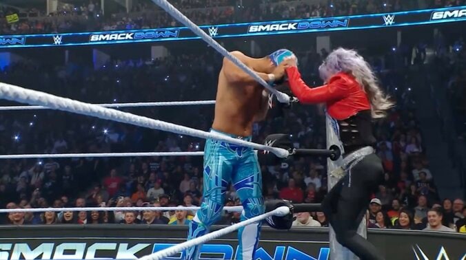 抵抗するアクシオムだが…