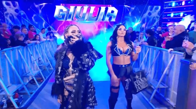 ジュリア（写真左）とキアナ・ジェームズ（同右）