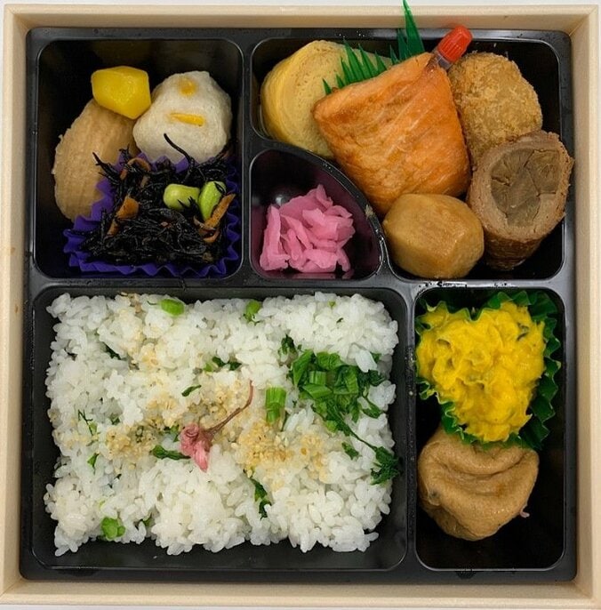 假屋崎省吾『金スマ』の“楽屋弁当”を公開「美味しそう」「食べたい」の声 1枚目