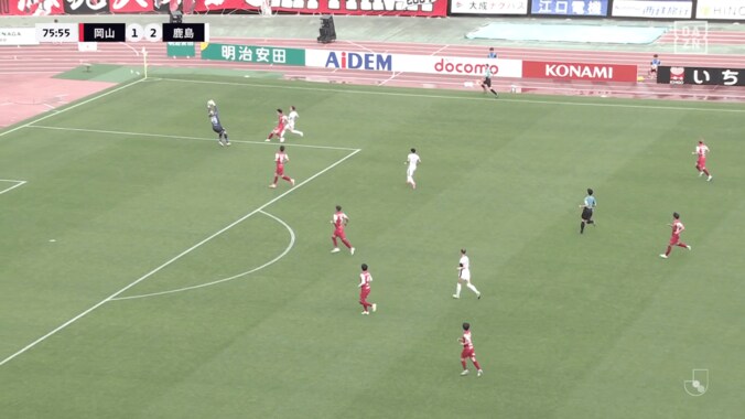 SNS騒然！「ギリアウトでは笑」岡山GKが疑惑の“曲芸ハンド回避”「絶対キャッチしたまま出ただろw」「上手いね」微妙すぎる一部始終にファン注目 2枚目
